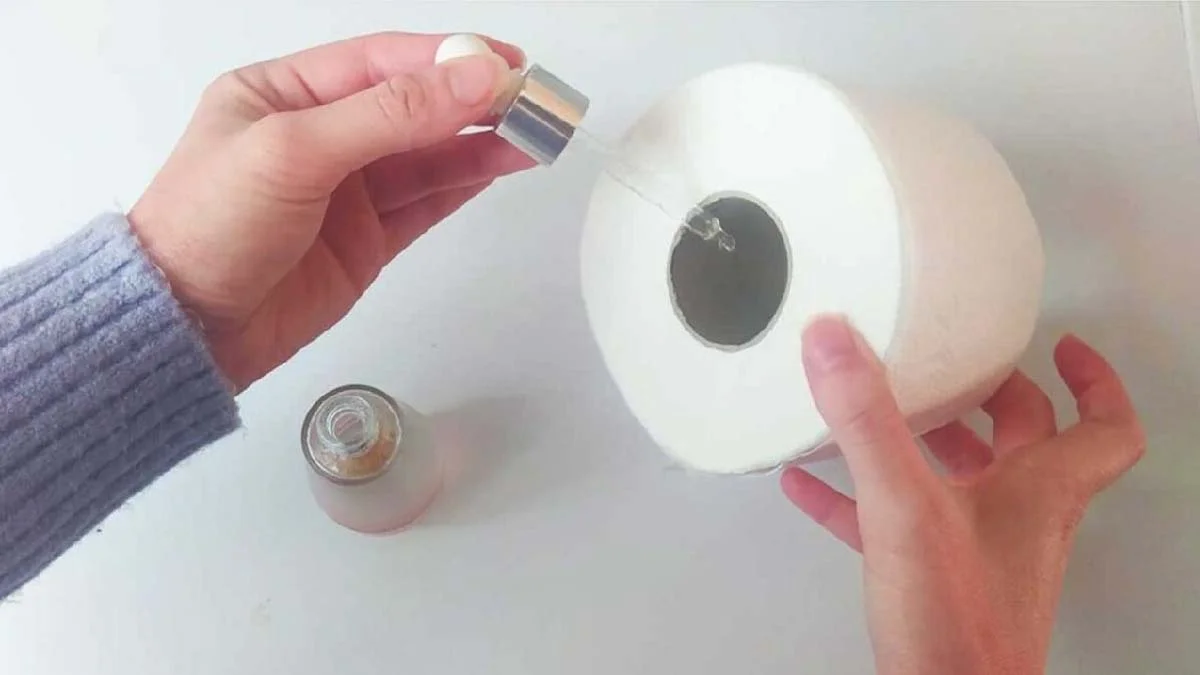 This image has an empty alt attribute; its file name is salle-de-bain-malodorante-utilisez-lastuce-de-lhuile-dans-du-papier-toilette-pour-la-parfumer.jpg.webp