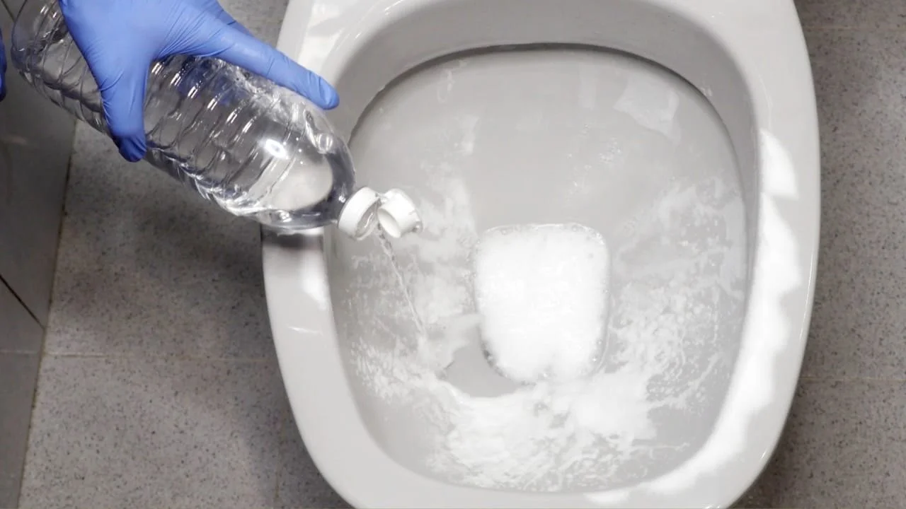 This image has an empty alt attribute; its file name is WC-aceto-e-bicarbonato-.jpg.webp